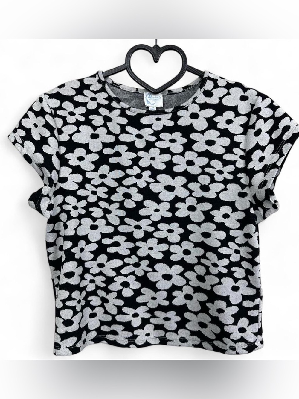 Black and white floral print top with short sleeves crop top